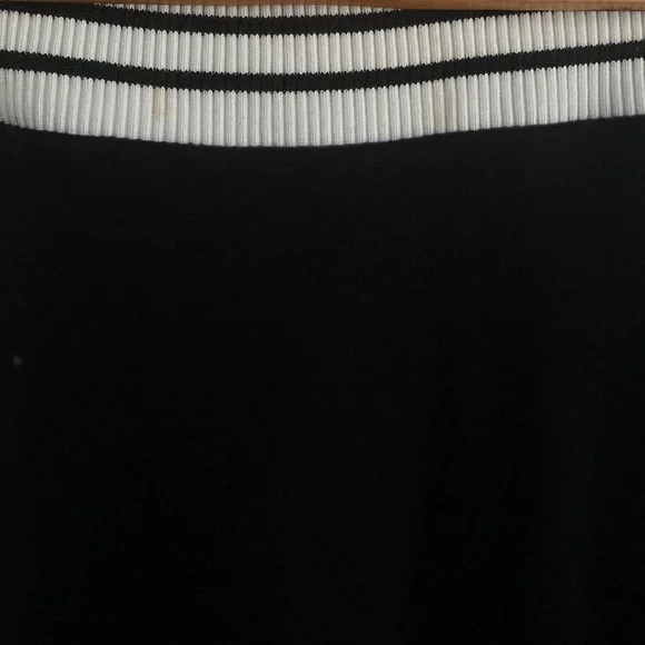 🦋 3/$15 Nabee sporty skirt with black & white waistband - Picture 3 of 6